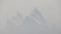 El espeso humo invadió la ciudad de Sidney obligando a las autoridades a cancelar y regular las actividades al aire libre. Foto AP.