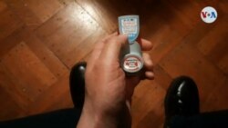 El inmigrante colombiano Simón depende de su inhalador con una medicina que recibe desde su país, porque es un indocumentado que no tiene un plan de salud en la ciudad de Nueva York. [Foto: Celia Mendoza, VOA].