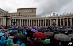 Fieles reunidos en una lluviosa mañana en la Plaza de San Pedro en Roma, para rezar el Angelus, la plegaria del mediodía con el papa Francisco, el domingo 7 de octubre de 2018.