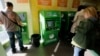 Orang-orang menggunakan mesin ATM di dalam cabang Sberbank di St. Petersburg, 16 September 2014. (Foto: Reuters)