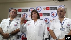 La ministra de Salud, Zulema Tomas, en el centro, habla en una conferencia de prensa en el hospital Casimiro Ulloa, donde fue capturado el ex presidente peruano Alan García luego de que se disparó en Lima, Perú, el miércoles 17 de abril de 2019.