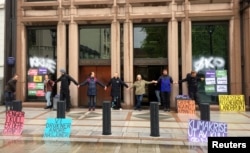 En Holanda, manifestantes del grupo ecologista Extinction Rebellion bloquearon el acceso al banco central de Noruega el viernes 24 de mayo de 2019.