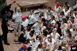 Una manifestante es arrestada durante una protesta de mujeres frente al Capitolio en Washington DC, contra la detención de familias migrantes en la frontera con México. Junio 28 de 2018.