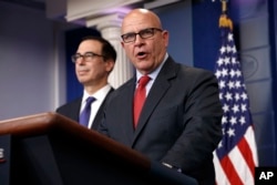 El general H.R. McMaster, asesor de seguridad nacional de la Casa Blanca, durante el anuncio de sanciones contra el presidente de Venezuela, Nicolás Maduro. A su izquierda, el secretario del Tesoro, Steven Mnenuchin. Julio 31, 2017.