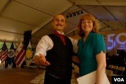 Timothy Mack, jefe de pista (ringmaster) del The Imperial Opa Circus de Atlanta, Georgia, y una funcionaria de USCIS (U.S. Citizenship and Immigration Service) en el Festival Folclórico del Instituto Smithsonian. Junio 30, 2017.