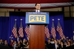 El aspirante a la nominación presidencial demócrata Pete Buttigieg habla a sus seguidores en la noche de las primarias en New Hampshire en Nashua Community College, el martes, 11 de feberero de 2020.