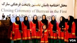 کودکان و نوجوانان بامیان حین اجرا ترانه و آهنگ