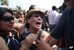Partidaris del ex presidente peruano Alan García lloran al enterarse de que el ex líder murió a causa de un disparo de bala autoinfligido, fuera del hospital donde fue llevado luego de que se disparó, en Lima, Perú, el miércoles 17 de abril de 2019.