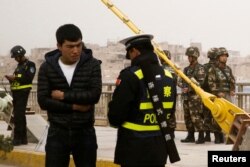 지난해 3월 중국 신장위구르자치구 카슈가르에서 공안이 주민을 검문하고 있다. (자료사진)