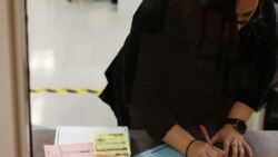 Eliza Luna, diseñadora de boletas del Departamento de Elecciones del Condado de Maricopa, cuenta las boletas para la Elección de Preferencia Presidencial de Arizona en el Centro de Tabulación y Elecciones del Condado de Maricopa en Phoenix, Arizona, EE.UU., 17 de marzo de 2020