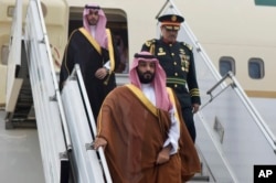 En esta foto provista por la oficina de prensa argentina para el G20, se ve al príncipe heredero de Arabia Saudí, Mohammed bin Salman, a su llegada a Buenos Aires, para la Cumbre del G20. Noviembre 28 de 2018.