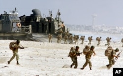 지난 2001년 '브라이트 스타' 훈련에 참가한 이집트군 장병들이 알렉산드리아 해변에서 상륙작전을 진행하고 있다.