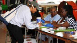 Una ciudadana de Florida deposita su voto en la elección primaria demócrata del estado, el martes 17 de marzo de 2020.