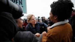 La aspirante presidencial demócrata 2020 de EE.UU., senadora estadounidense Elizabeth Warren (D-MA) saluda a los partidarios fuera de un centro de votación para la primera primaria de la nación en Nashua, New Hampshire, el 11 de febrero de 2020. REUTERS / Brian Snyder.