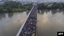 Vista aérea de la caravana de migrantes hondureños sobre el puente internacional en la frontera entre Guatemala y México, en Ciudad Hidalga, estado de Chiapas, en México el 20 de octubre del 2018.