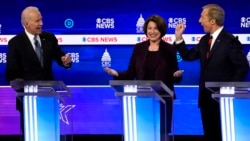 El exvicepresidente Joe Biden (izq.), la senadora por Minnesota, Amy Klobuchar, y el millonario Tom Steyer discuten durante el décimo debate en Carolina del Sur.