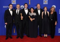 El elenco de "1917," posa en el salón de prensa con los premios Globo de Oro en el Beverly Hilton Hotel el domingo, 5 de 2020, en Beverly Hills, California.