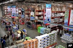 印度顾客在一家印度沃尔玛零售店购物（资料照：2012年12月5日）