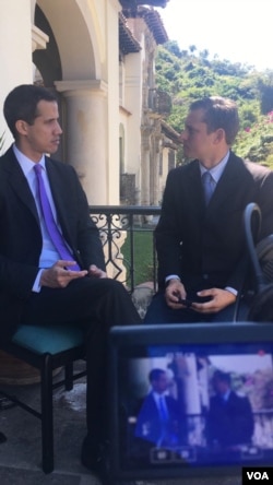 El presidente encargado, Juan Guaidó, en entrevista con la Voz de América.