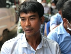 លោក អ៊ុក សាវ៉ាត​ អាយុ៣១ ឆ្នាំ​ ជាជនរងគ្រោះ​ដែល​រស់រានមាន​ជីវិត​ពីបាក់​អគារកម្ពុជា​៧ជាន់​ ក្នុងក្រុងព្រះសីហនុ ​ខេត្ត​ព្រះសីហនុ កាល​ពី​ឆ្នាំ​២០១៩​។ ​(ហ៊ុល រស្មី/វីអូអេ)​
