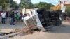 ARCHIVO: Un camión tráiler que transportaba a migrantes ilegales por el sur de México yace de costado después de un accidente en el estado de Chiapas que cobró la vida de al menos 54 personas el 9 de diciembre de 2021.