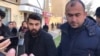 Aksiyanın tәşkilçısı ictimai fəal Mete Türksoy mülki geyimli şəxslər tərəfindən saxlanılarkən 