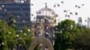 FILE - Burung merpati terbang melewati Kubah Bom Atom pada upacara peringatan 61 tahun pengeboman atom pertama di dunia di Taman Peringatan Perdamaian Hiroshima di Hiroshima, Jepang bagian barat, 6 Agustus 2006 (AP)