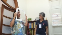 Luisa Pernalete enseña a madres venezolana estrategias para evitar la violencia.