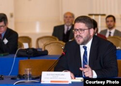Gustavo Marcano, alcalde de Lechería, estado Anzoátegui, Venezuela, inhabilitado por el gobierno del presidente Nicolás Maduro, declara ante expertos de la OEA.