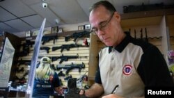 El director de Gun Central, Michael McIntyre, examina y registra una pistola a la venta después de un ataque que acabó con la vida de 22 personas en un Walmart el tres de agosto del 2019 en El Paso, Texas