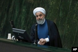 El presidente iraní Hassan Rouhani defiende a sus ministros propuestos de energía y ciencia en una sesión abierta del parlamento, en Teherán, Irán, el domingo 29 de octubre de 2017.