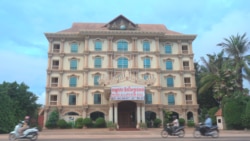 សណ្ឋាគារ​ជា​ច្រើនបាន​បិទ​ទ្វារ​ ផ្អាក​ដំណើរ​ការ​ក្នុង​អំឡុង​វិបត្តិ​សេដ្ឋកិច្ច ដែល​កើតឡើង​ដោយ​សារ​ការ​រីករាល​ដាល​នៃ​ជំងឺ​កូវីដ១៩, នៅខេត្ត​សៀមរាប​។​ (ផន​ បុប្ផា/ VOA)