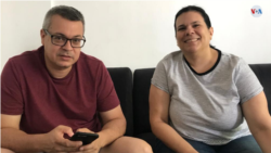 Leonardo y María Hernández se sienten frustrados al no poder encender la planta generadora, que les costó 850 dólares, por falta de gasolina. [Cortesía]
