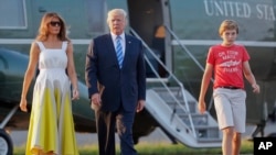 ABŞ prezidenti Donald Tramp, birinci xanım Melaniya Tramp və onların oğlu Barron Tramp