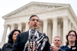 Neal Katyal, el abogado que argumentó en contra de la administración Trump en el caso Trump v. Hawaii, habla a miembros de los medios de comunicación fuera de la Corte Suprema, el miércoles 25 de abril de 2018 en Washington.