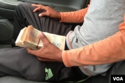 “Chicho”, “pimpinero” venezolano, gana cerca de 10 dólares al día. Dice que el riesgo de vender gasolina en las calles es elevado.