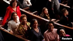 Las representantes Annie Kuster (NH), Alexandria Ocasio-Cortez (NY), Barbara Lee (CA), Jahana Hayes (CT), Laura Underwood (IL) y Sheila Jackson Lee (TX) en la Cámara de Representantes durante la sesión de apertura del Senado número 116