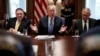 ARCHIVO - El secretario de Estado Mike Pompeo, a la izquierda, y el secretario de Defensa Jim Mattis, a la derecha, escuchan mientras el presidente Donald Trump habla durante una reunión del gabinete en la Casa Blanca, el 21 de junio de 2018.
