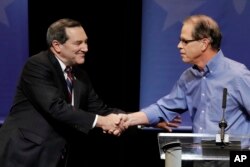 En esta foto del 30 de octubre de 2018, el senador demócrata Joe Donnelly, a la izquierda, da la mano al exrepresentante republicano del estado Mike Braun luego de un debate en Indianápolis.