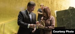 Maria Fernanda Espinosa, exembajadora de Ecuador ante la ONU, recibe el martillo de presidente de la Asamblea General de las Naciones Unidas de mano de su antecesor Miroslav Lajcak. Septiembre 17 de 2018. Foto: Noticias ONU.