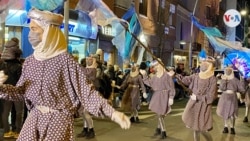 Sus majestades llegan a ritmo de música oriental y con un gran número de bailarines. Foto: Júlia Riera, VOA]