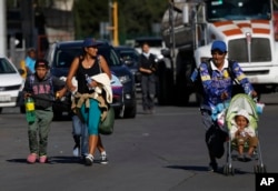 Mujeres y niños son parte de la caravana de migrantes que busca llegar a la frontera de EE.UU.