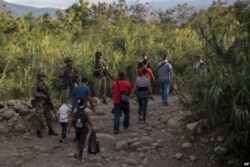 Venezolanos cruzan ilegalmente de regreso a su país después de comprar comida en La Parada cerca de Cúcuta, Colombia, el 5 de octubre de 2021.