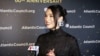 Penyanyi Dua Lipa, yang tampil utama di Glastonbury, membatalkan tur Asia-nya, termasuk konser di Indonesia, karena masalah dengan tata panggung yang dinilai tidak aman. (Foto: VOA)