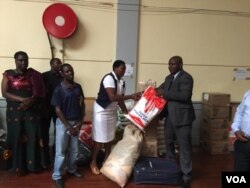UMnu. Solomon Mguni unika abantu ukudla.
