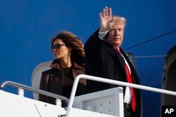 El presidente de EE.UU. Donald Trump y la primera dama Melania Trump, abordan el Air Force One para viajar a Buenos Aires, Argentina, para la Cumbre del G20. Noviembre 29 de 2018.