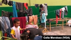 Familias de inmigrantes venezolanos han encontrado un lugar donde vivir en Lima, Perú, gracias a la buena disposición del negociante peruano René Cabaña.