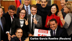 El presidente venezolano, Nicolás Maduro, posa para una foto con gobernadores electos en el Palacio de Miraflores en Caracas. 17 de octubre de 2017.