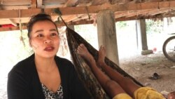 អ្នកស្រី ​យន់​ ពី​ ភរិយារបស់​លោក​ទុយ​ ក្តុង​ អង្គុយលើអង្រឹង​ក្រោម​ផ្ទះគាត់​នៅសង្កាត់​គោក​ចក​ ក្រុងសៀមរាប​ ថ្ងៃទី​១៦ ខែមីនា​ ឆ្នាំ​ ២០២០។​ (ហ៊ុល រស្មី/VOA Khmer)