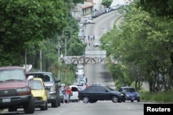 Conductores en San Cristóbal, Venezuela, esperan en una larga fila para comprar gasolina en una estación de la petrolera estatal Pdvsa, el 17 de mayo de 2019.